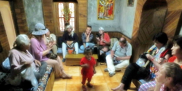 Гости из России в доме семьи Судов. 