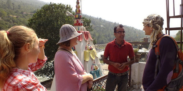 Младший внук бабушки Кришны - семейные переводчик поясняет рассказы