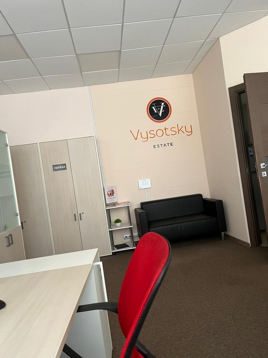 офисные будни агента по недвижимости в типа солидной конторе