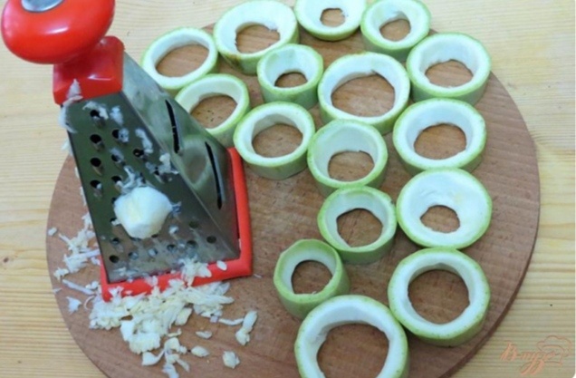 Немного внутренностей от кабачков натираю на треке, по вкусу добавляю в фарш, если фарш у вас свиной или говяжий, то можно. Если куринный, не обязательно. 