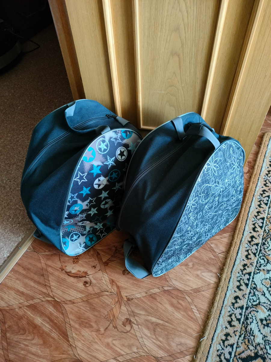 Фото автора. В сумках ботинки, шлемы с очками, балаклавы, перчатки