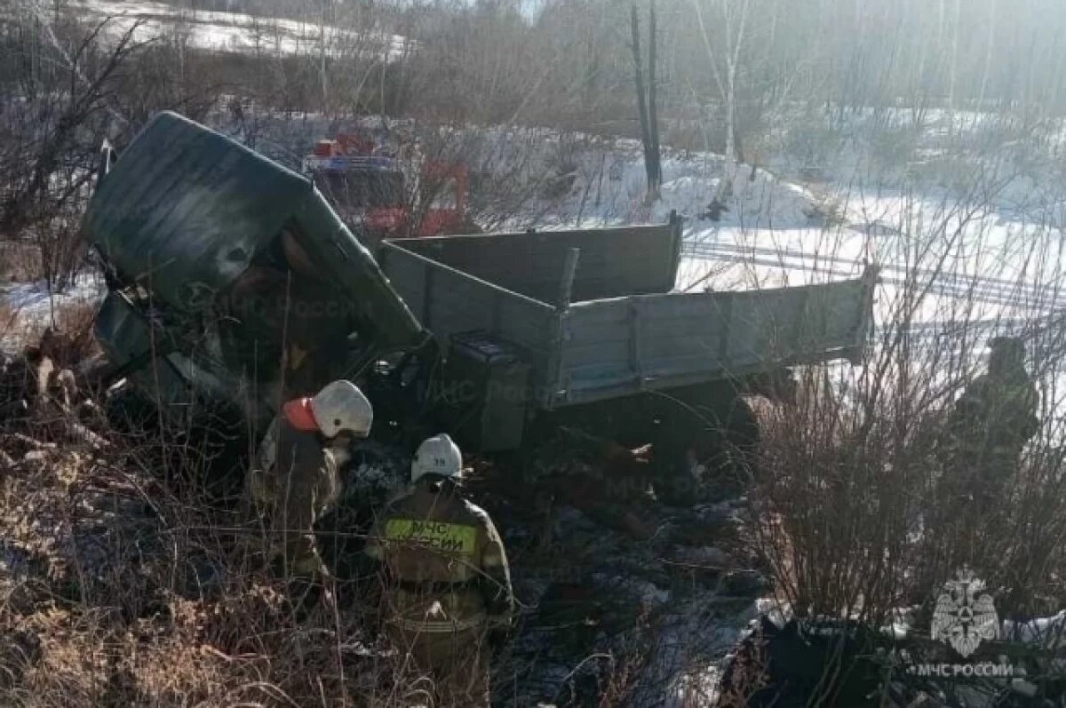    2 человек вытащили из-под грузовика после ДТП в Забайкалье