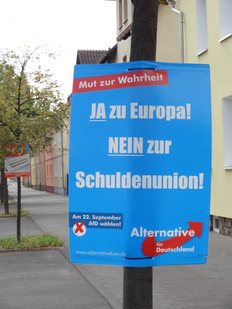    Плакат партии «Альтернатива для Германии» (AfD) на федеральных выборах 2013 года: «ДА — Европе, НЕТ — долговому союзу» / Источник: (cc) Cherubino