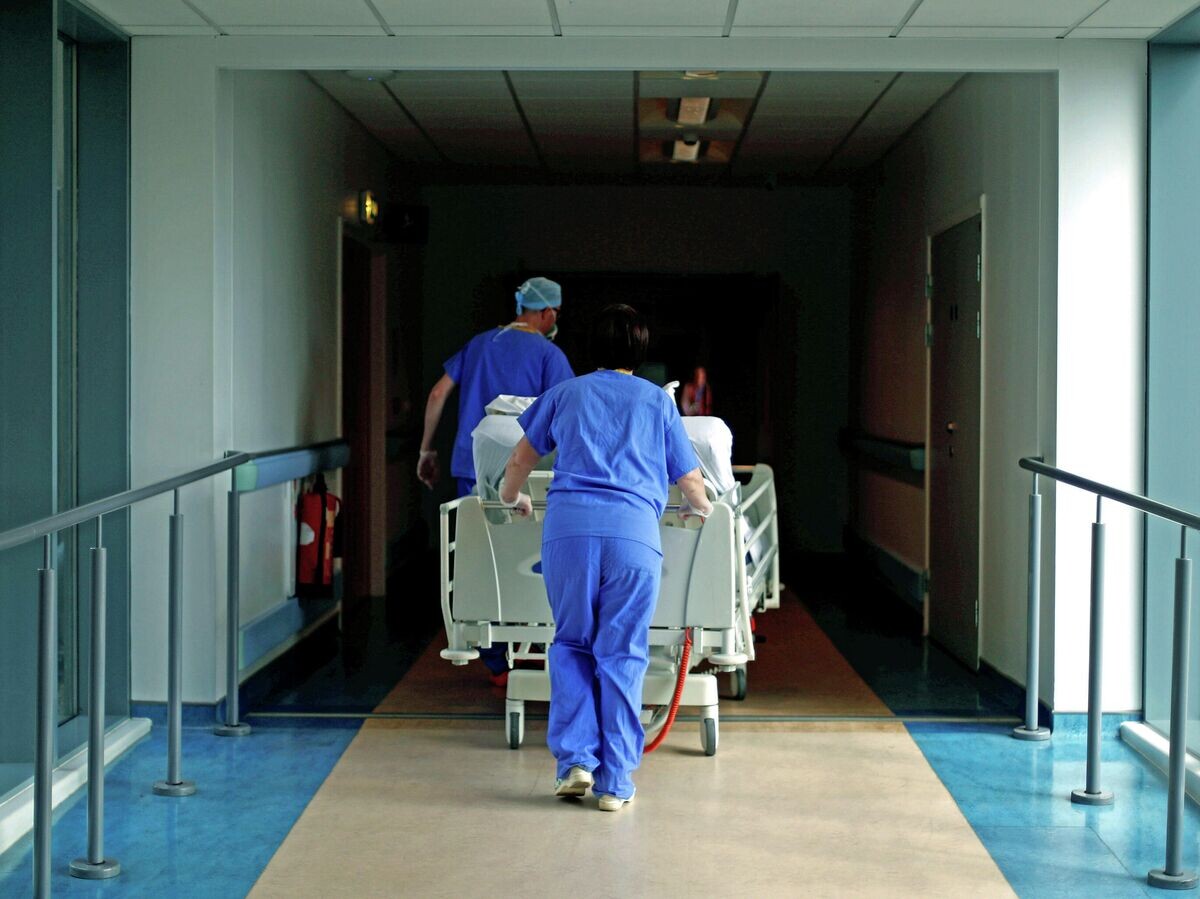    Медики в коронавирусном отделении больницы в Великобритании© AP Photo / Hannah McKay