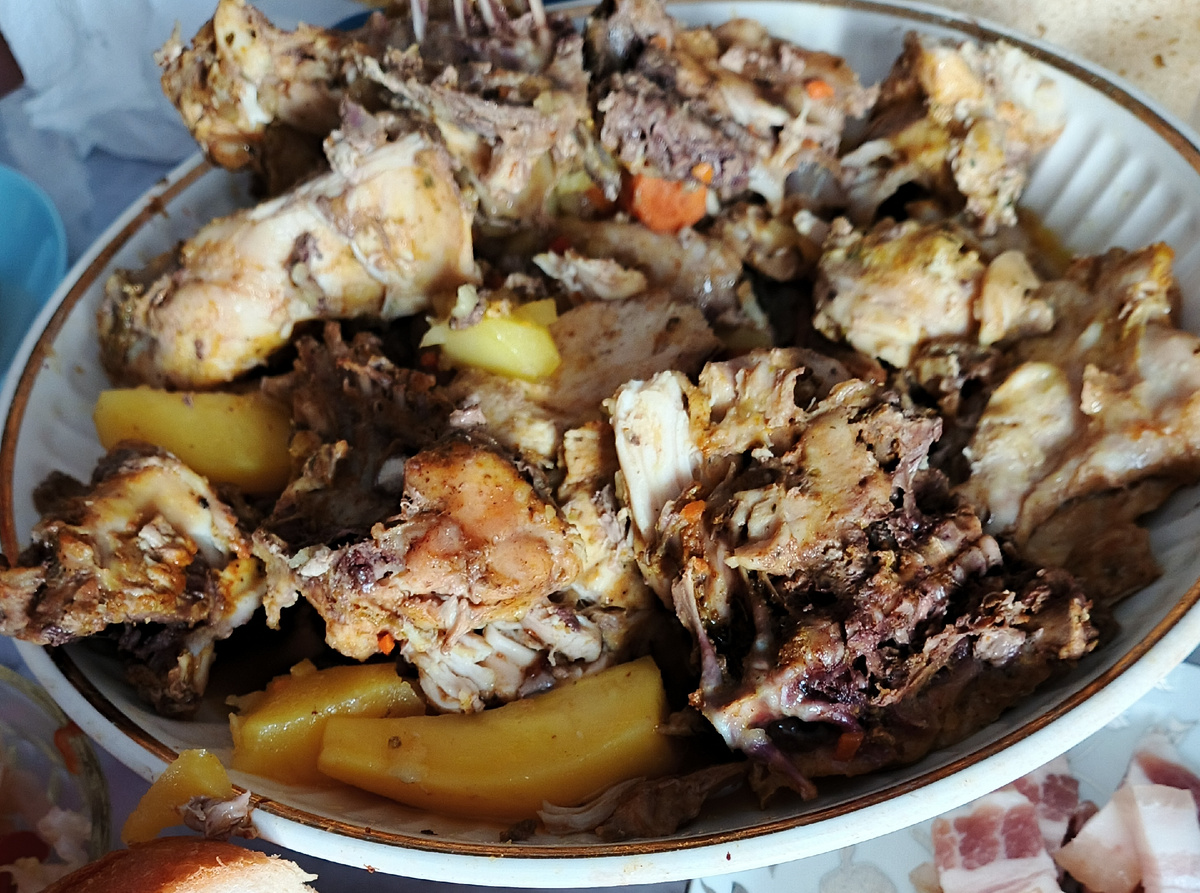 Курица тушится без масла и жира , в собственном соку .