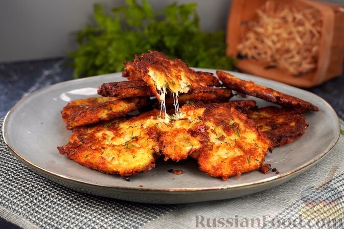 картофель, яйца, лук репчатый, мука, сыр, зелень укропа, соль, перец чёрный молотый, масло растительное