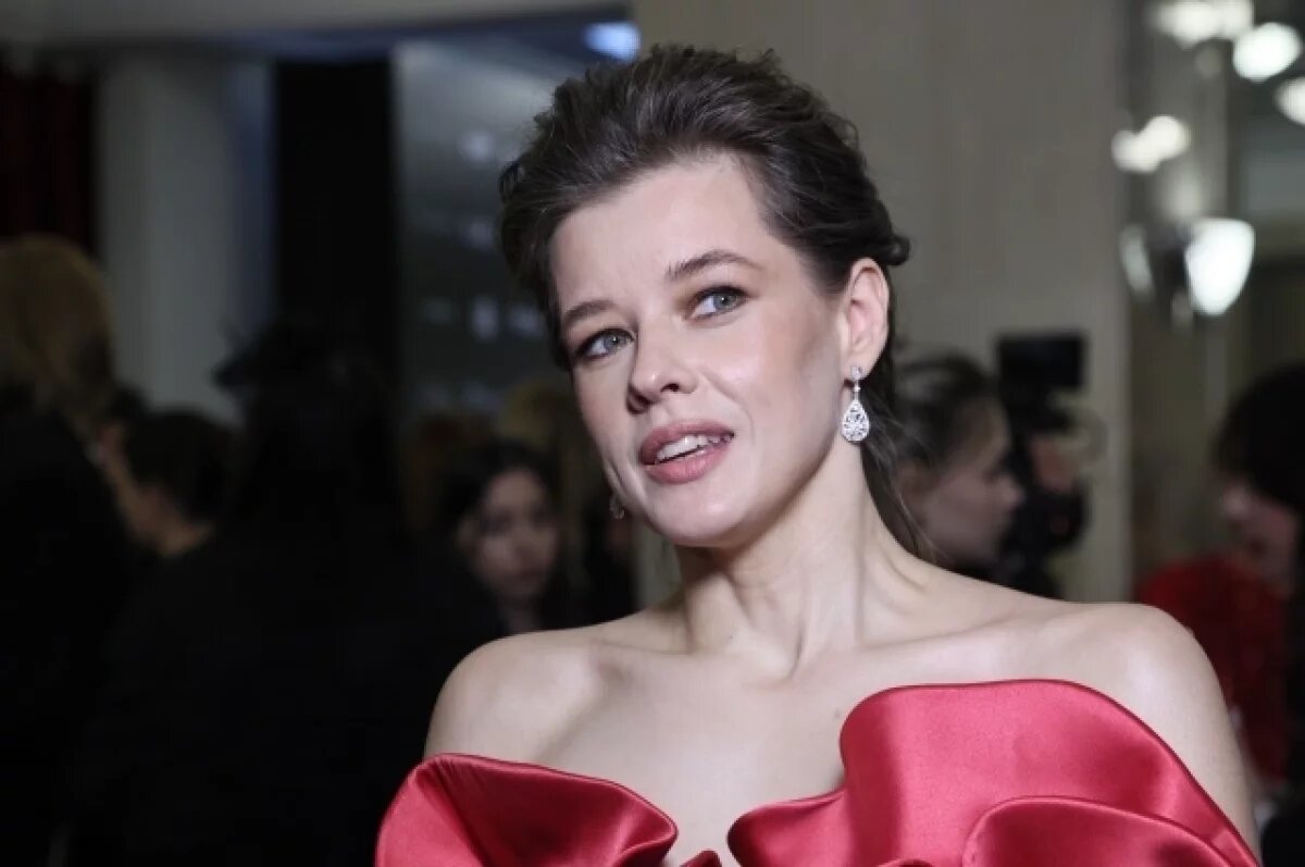    Катерина Шпица сразила поклонников сексуальным красным платьем с декольте