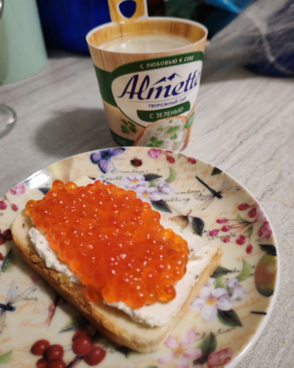 Люблю под икру намазать булочку таким сыром.