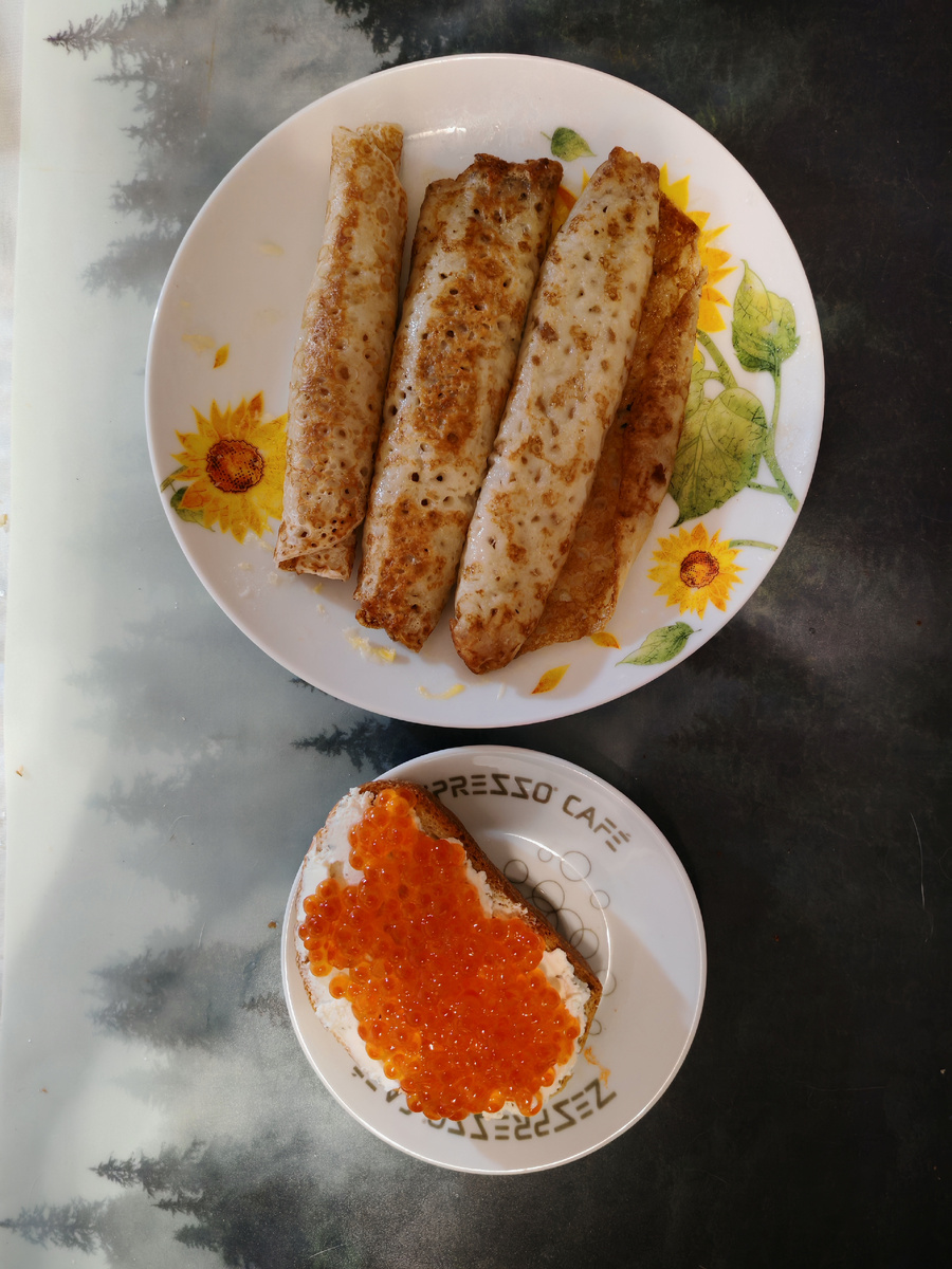 Два блинчика с мясом, один со сгущёнкой. 