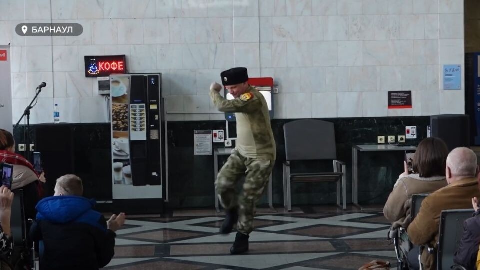    Праздничный концерт на вокзале . Источник: "Толк"