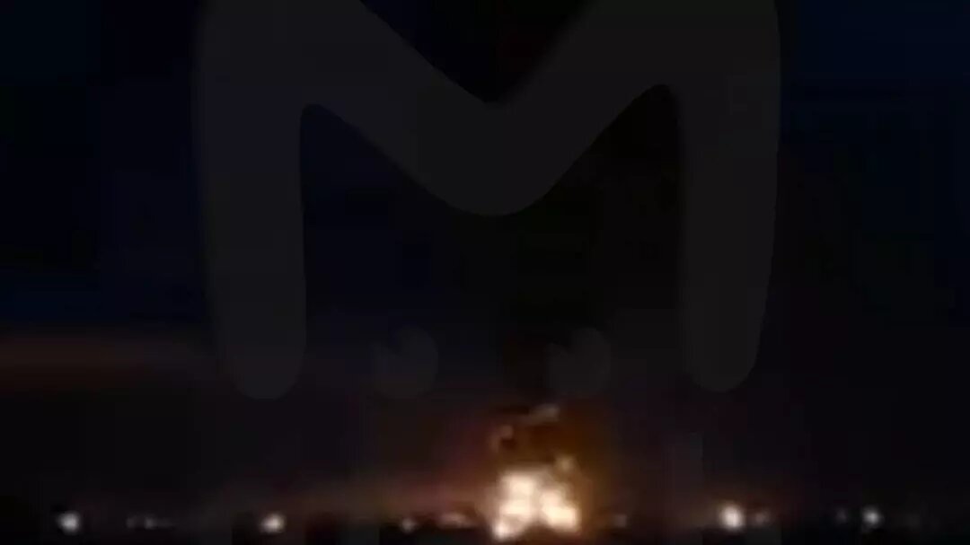 Местные жители делятся фото с места происшествия — рязанский НПЗ снова под ударом украинских дронов. Фото: Mash