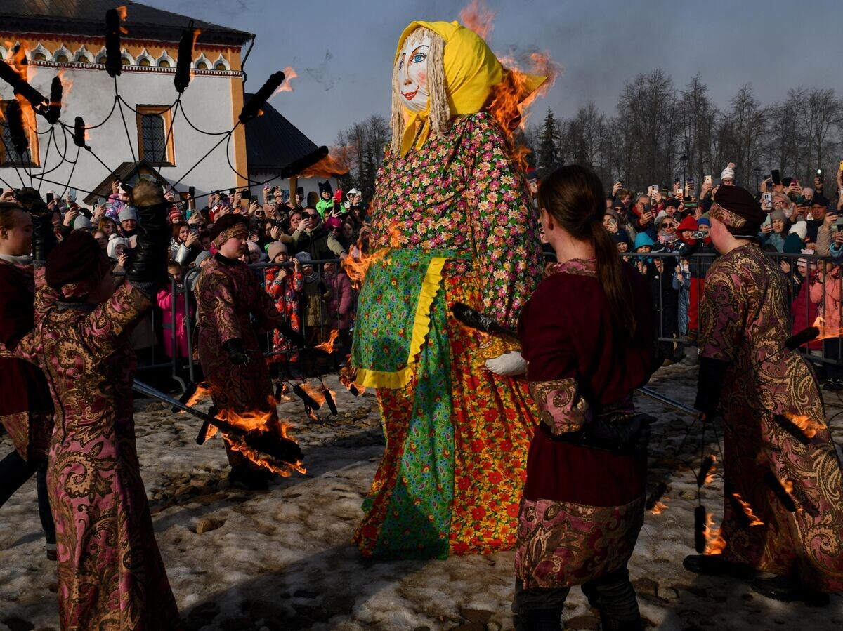    Сжигание чучела во время празднования Масленицы в Суздале© РИА Новости / Владимир Вяткин
