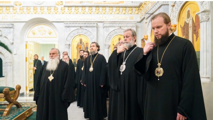 На переднем плане справа – юный митрополит Владимирский Никандр. Московская патриархия.