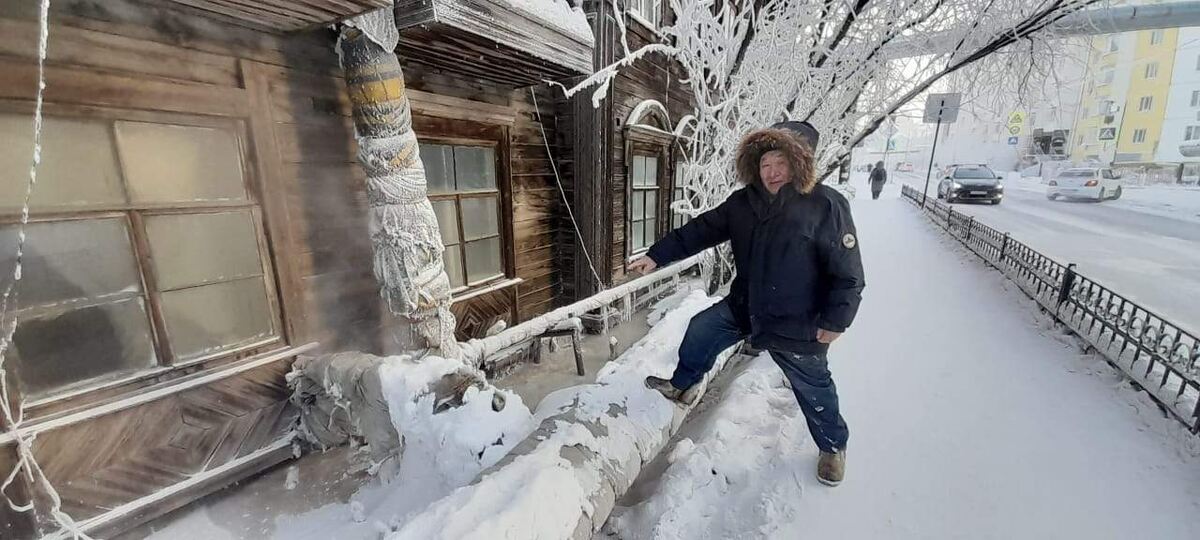 Андрей Варламов показывает наледи по всему периметру дома. Фото автора[/caption]