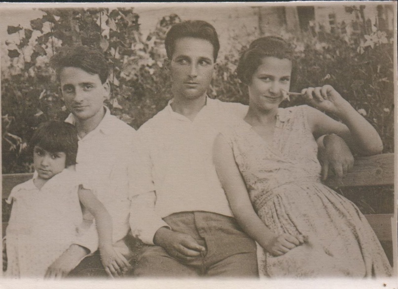 А. Печерский (в центре) с сестрами и братом. Фото из открытых источников