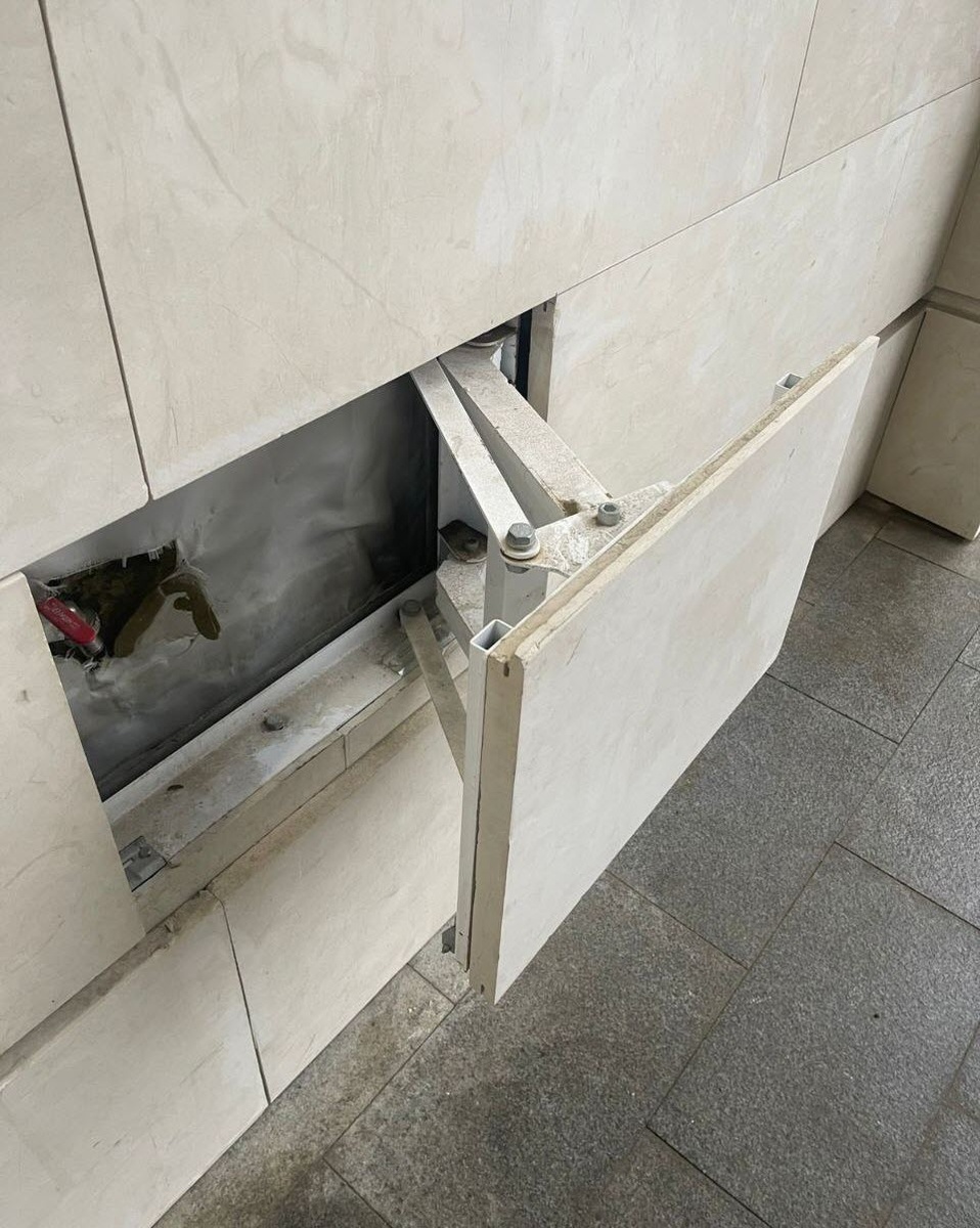 Ревизионный люк на навесном фасаде из натурального камня