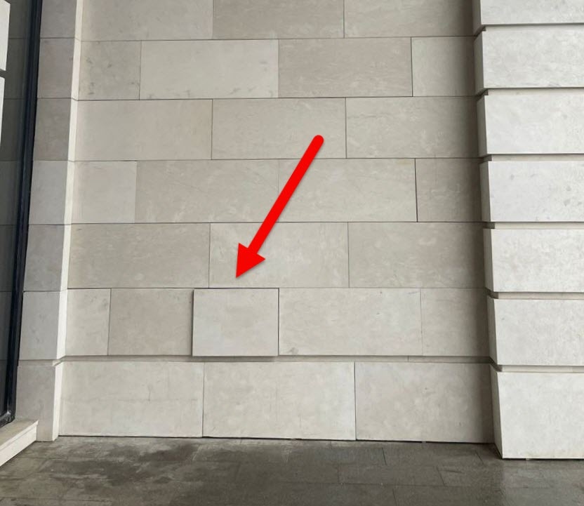 Ревизионный люк на навесном фасаде из натурального камня