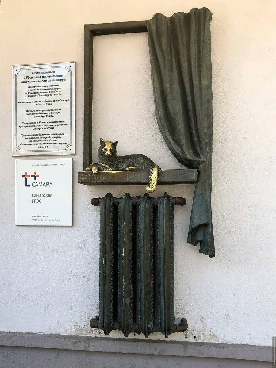 Скульптурная композиция «Кошка греется на подоконнике»