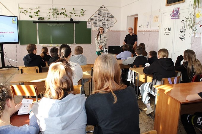 Ученики слушают Березовскую Викторию Андреевну
