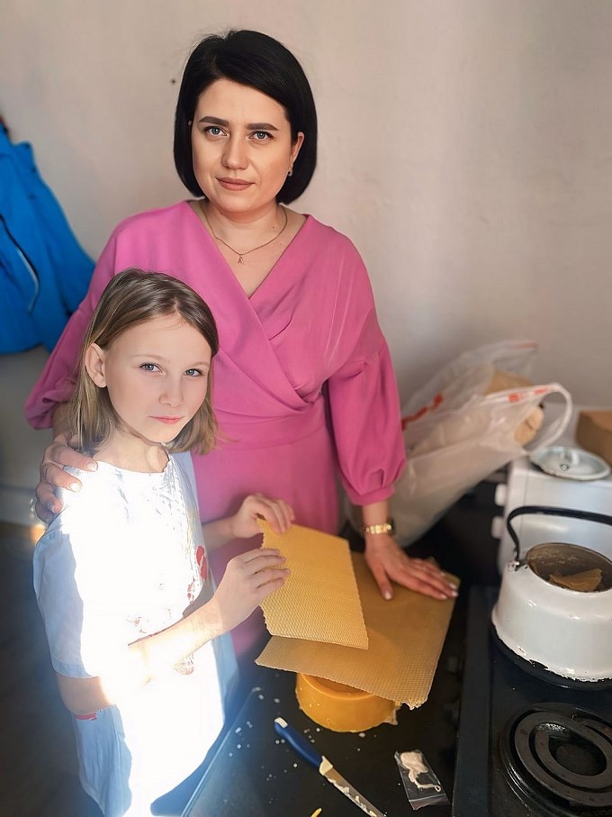 Девочка ломает воск для свечей