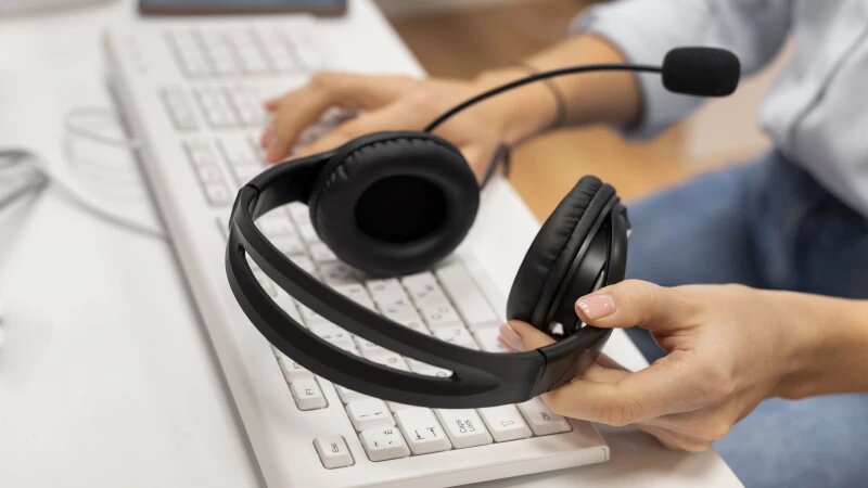     Сотрудник контакт-центра. Фото: ru.freepik.com, автор freepik.