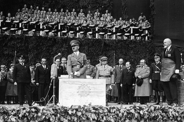 Адольф Гитлер на церемонии открытия автозавода KDF близ Фаллерслебена, 1938 год / Scherl/Sddeutsche Zeitung Photo/Global Look Press 