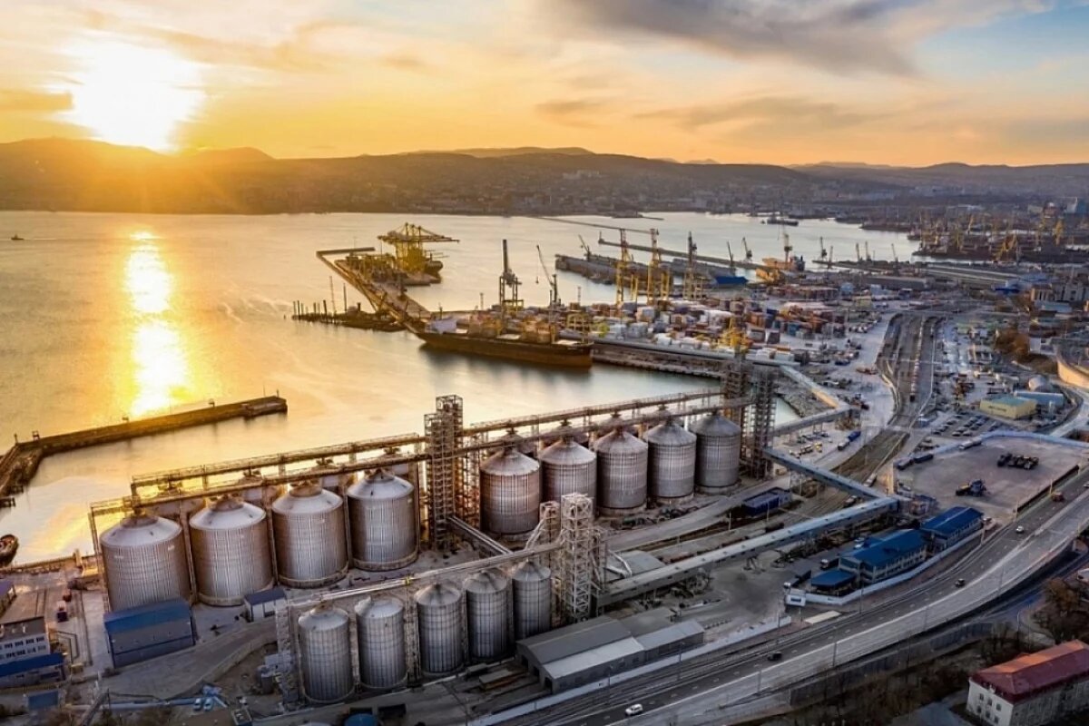    В Новороссийске спецтехника вышла на расчистку дорог после снегопада