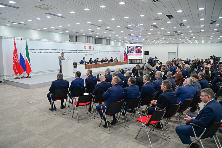    До торжественной церемонии, приуроченной к 23 Февраля, раис республики провел заседание оргкомитета по подготовке к празднованию 80-летия Победы в Великой Отечественной войне и к Году защитника Отечества с участием министров и глав районов.   
Фото: rais.tatarstan.ru