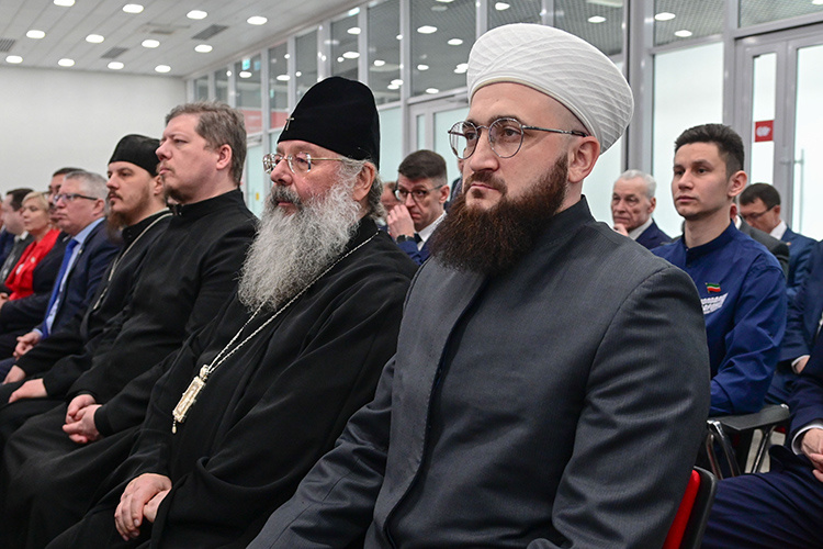    Как сказал корреспонденту «БИЗНЕС Online» муфтий Татарстана Камиль хазрат Самигуллин, 2025-й ДУМ РТ объявило Годом героев (Каһарманнар елы): мусульмане продолжат помогать участникам СВО, чествовать ветеранов ВОВ среди прихожан.   
Фото: rais.tatarstan.ru