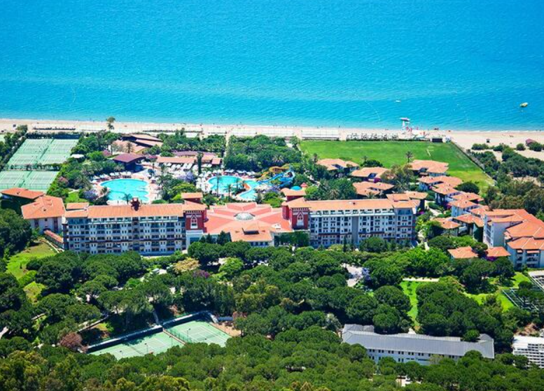 Вид на береговую линию Белека. На фото отель Belconti Resort. Изображение взято с сайта Travelata, со страницы отеля https://travelata.ru/turkey/resorts/belek/hotels/belconti-resort-5-35dbe71.html.