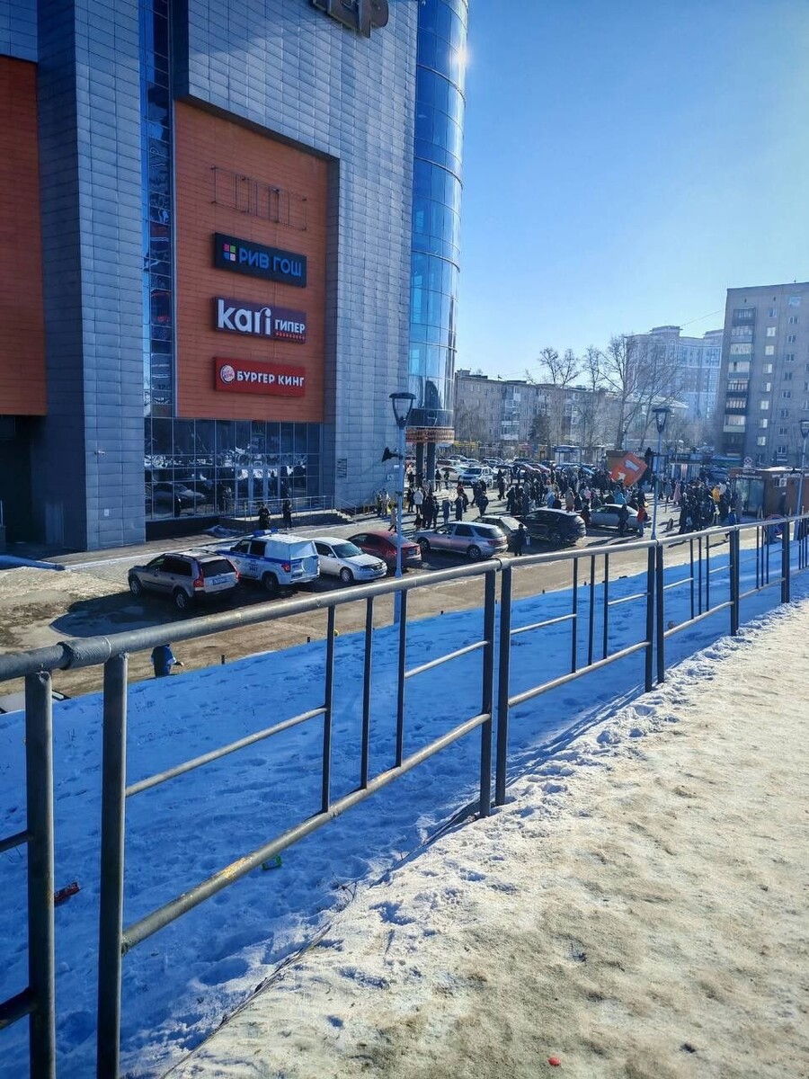    Эвакуация людей из ТРЦ "Пионер". Источник: Предоставлено "Толку"