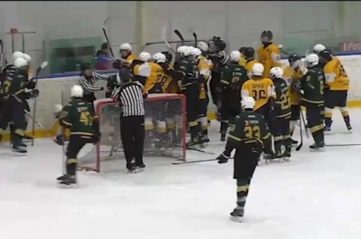    Юниоры из Казани и Челнов устроили драку после хоккейного матча