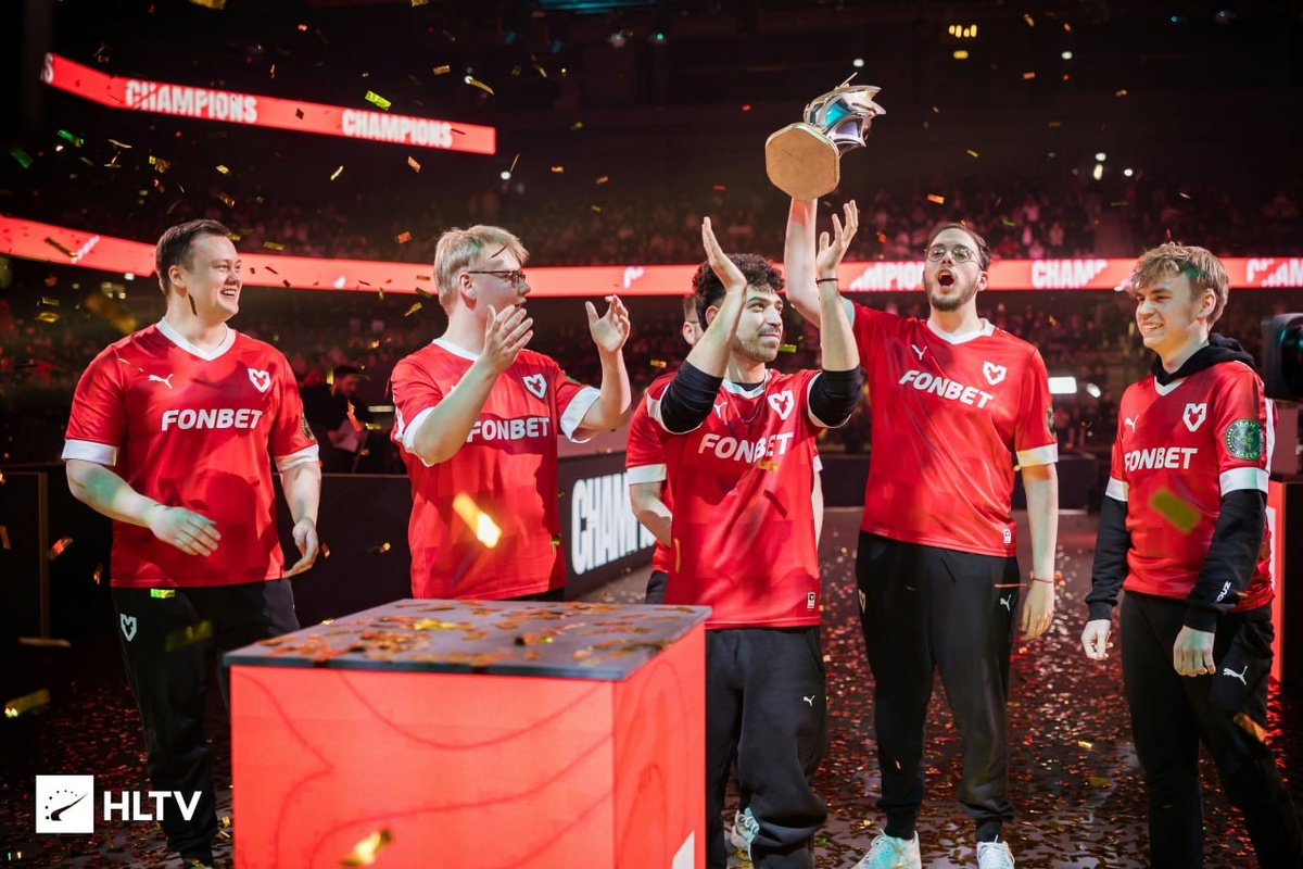 MOUZ с кубком 