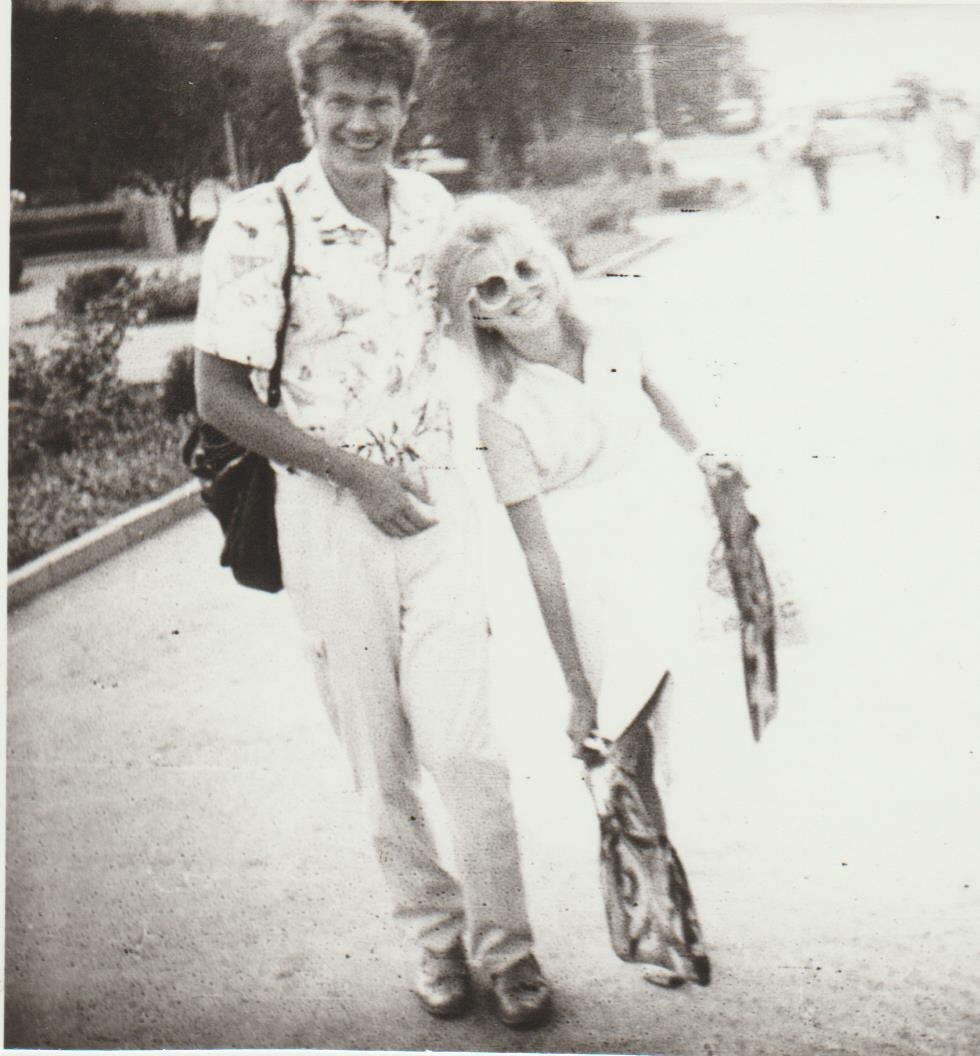 Юрий и его пассия на набережной, около 1993-94 г.г.