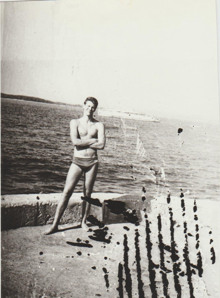 Юрий на пляже, около 1995 год.