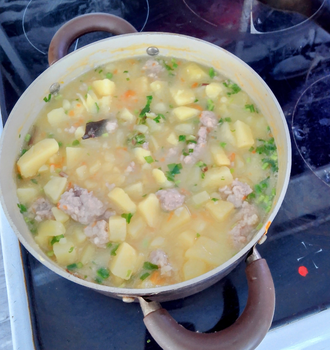 На обед потушила картошку с фаршем, добавила замороженные чесночные стрелки и колбу и такой классный чесночный аромат 