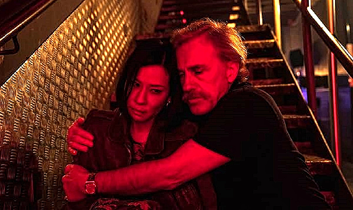 Зачем было приглашать на скучную и абсолютно не боевую роль известную "зажигалку" Люси Лью - одна из загадок фильма. 