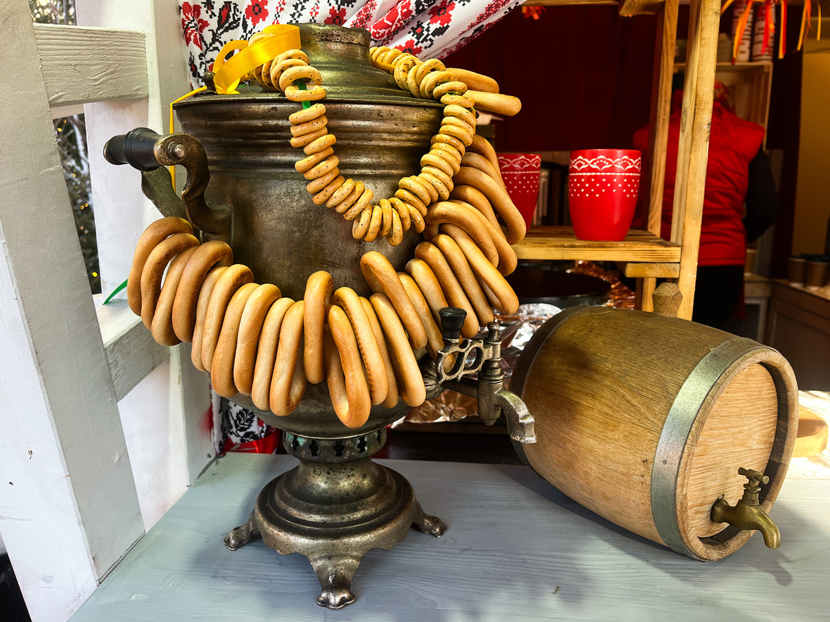 Самовар с баранками →