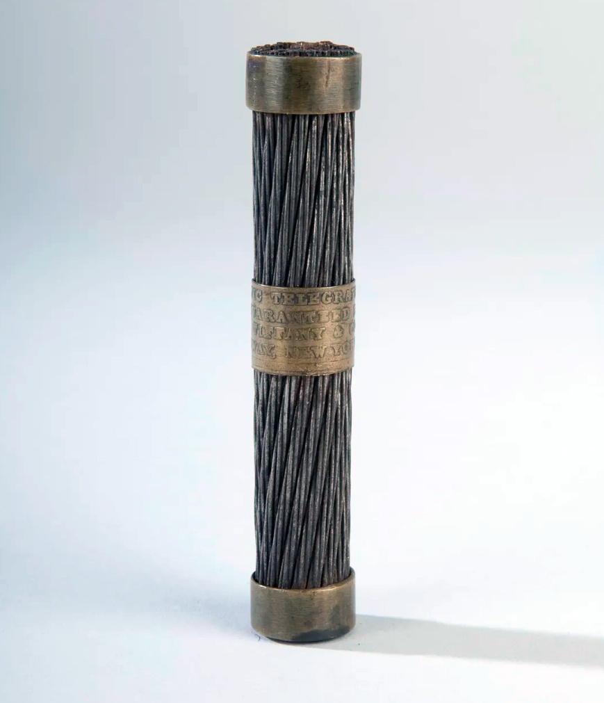 Кусочек трансатлантического кабеля в виде сувенира Тиффани. Национальный музей американской истории.