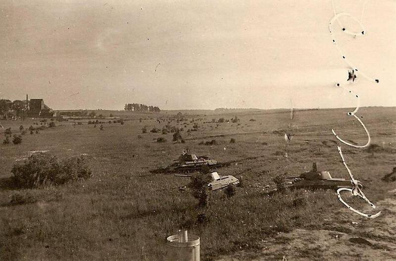 Танки Т-34 застряли в заболоченной пойме реки Другь в городке Толочин