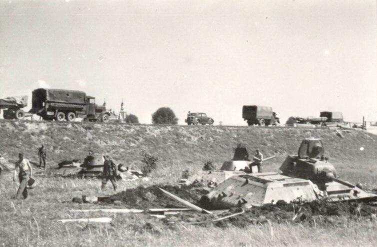 Танки Т-34 из батальона Орловского БТУ. На заднем плане видны башенки Покровской церкви города Толочин.