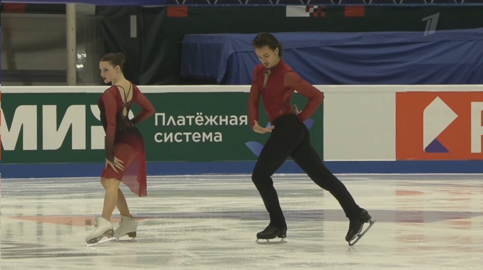    Анна Коломенская и Артем Фролов на старте произвольной программы Гран-При России в Казани. Фото: стоп-кадр прямого эфира «Первого канала».
