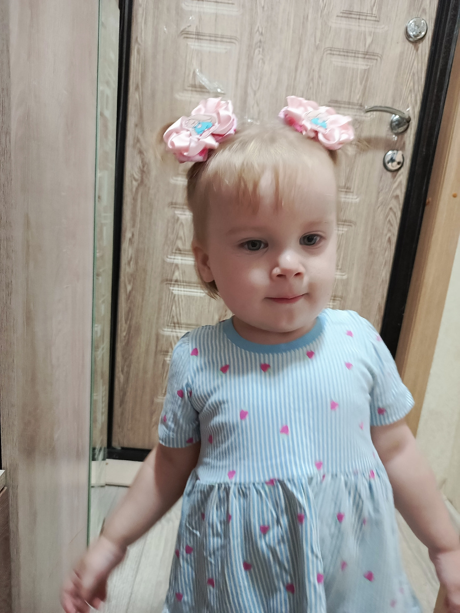 Хвостики с красивыми резинками. Фото сделано летом, здесь Свете примерно 1,5 года