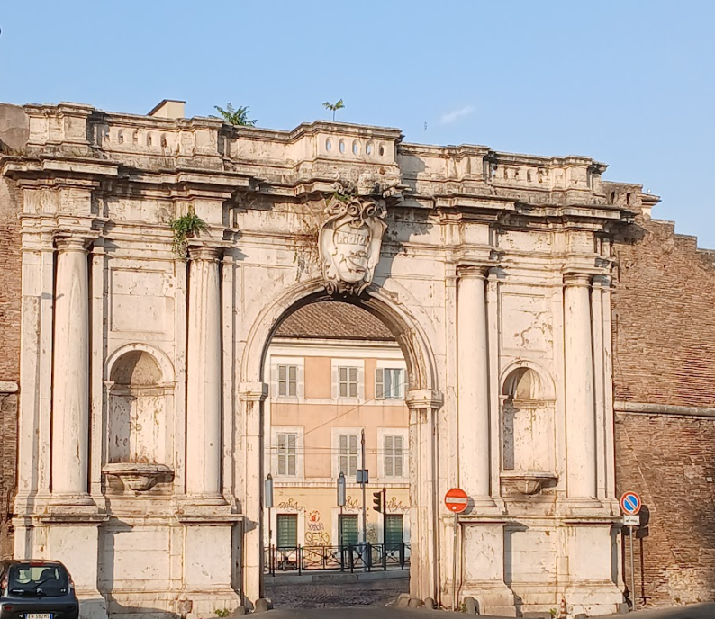 Арка-проход на Porta Portese Market и часть городской стены Рима