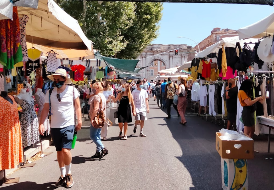 Начало рынка. На заднем плане видна арочка из предыдущего снимка