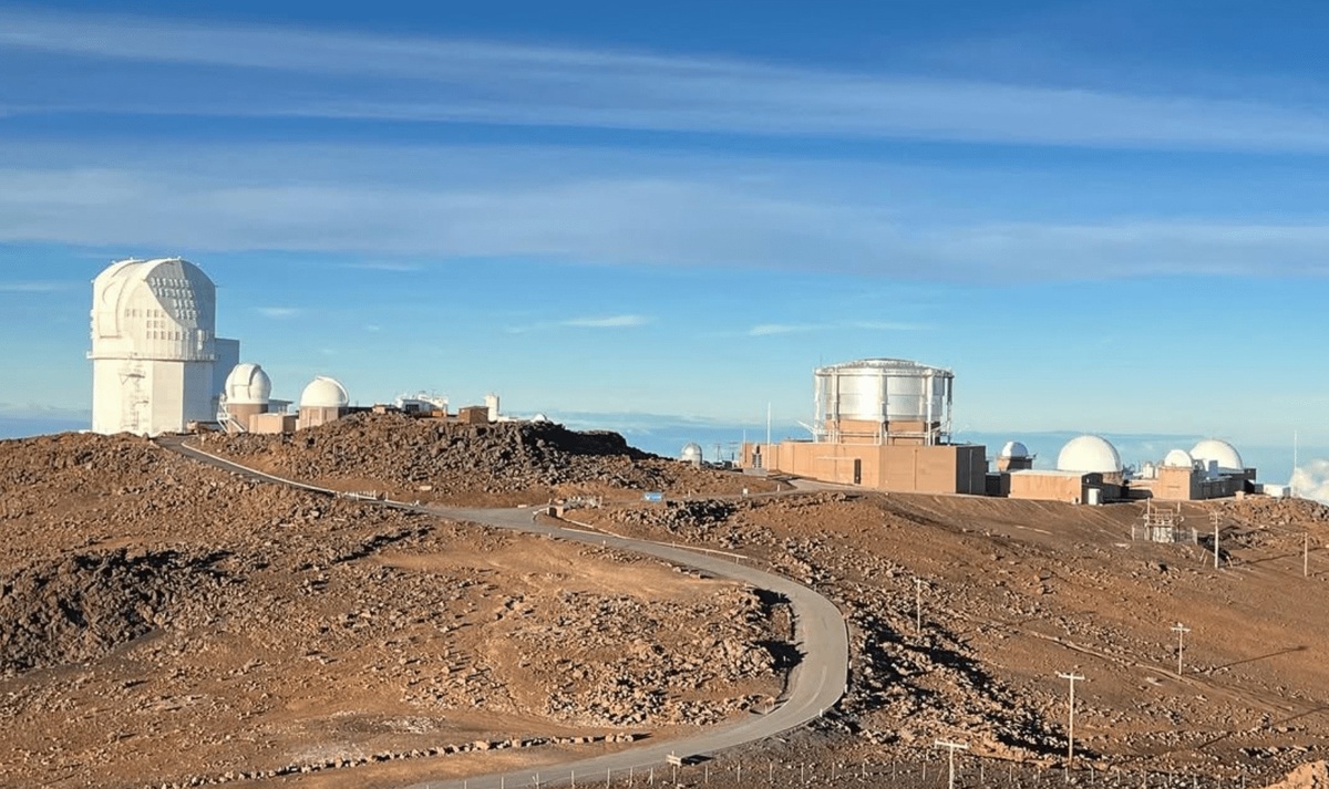 Объект Air Force Maui Optical and Supercomputing (AMOS) включает в себя крупный телескоп.    
 ?????Источник: AFRL  📷
