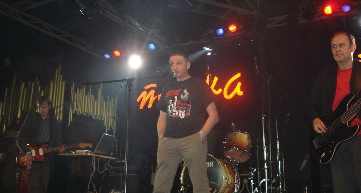 Алексей Экзич Слезов, Илья Сантим Малашенков, Константин Мишин - "Сантим и Ангелы на краю Вселенной" на фестивале "Сибирское вторжение: 50 на двоих" в клубе "Точка", Москва, 26 ноября 2008 г. Сантим в футболке фестиваля.