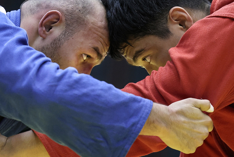 Спортсмены различных возрастов поборются за медали престижных турниров. 