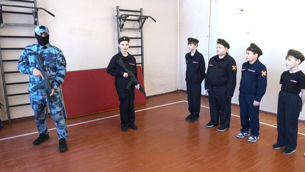    Сотрудники нижневартовского ОМОНа провели тематическое занятие для кадетов