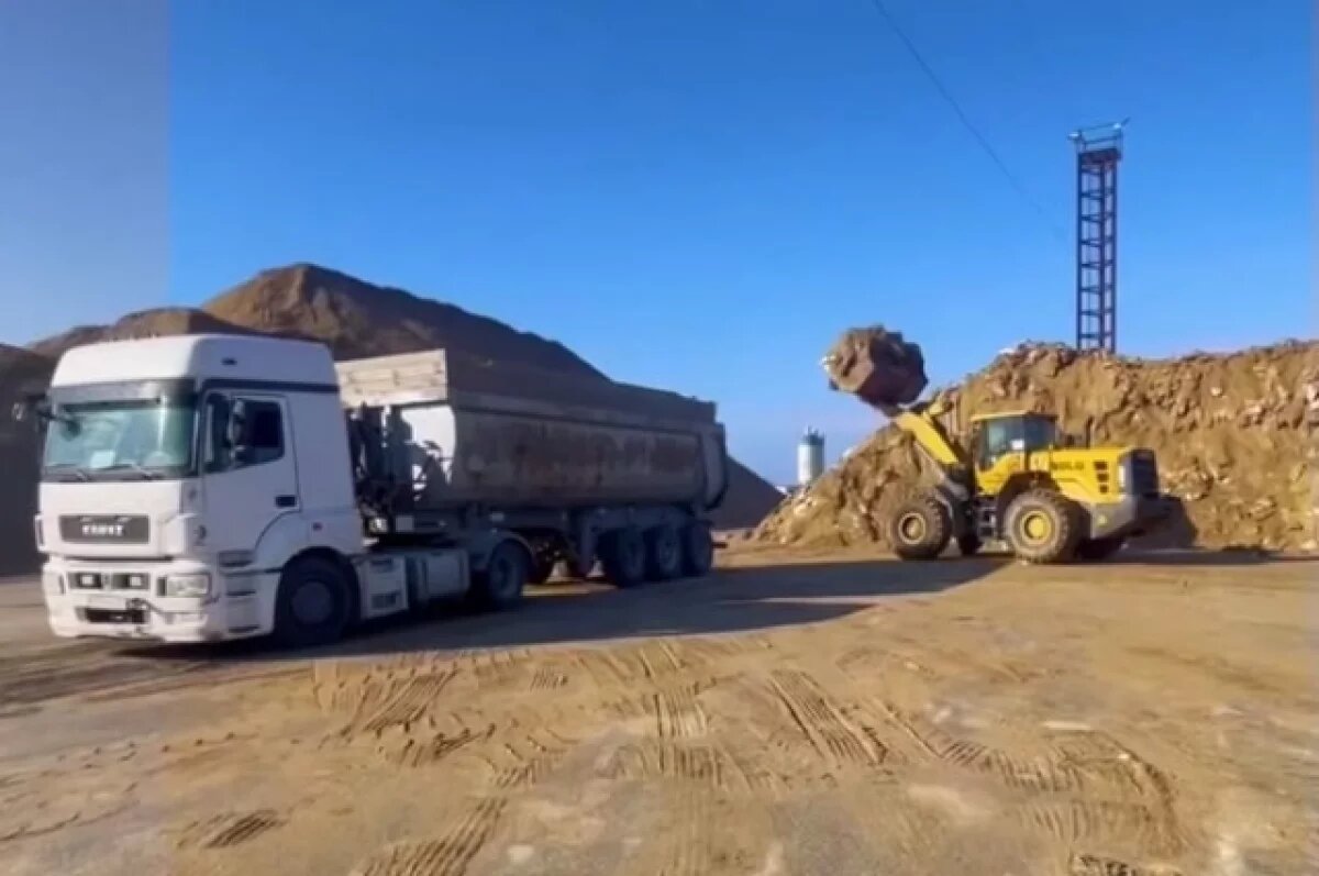    Более 1,2 тыс. тонн замазученного грунта за день вывезли с площадки в Анапе